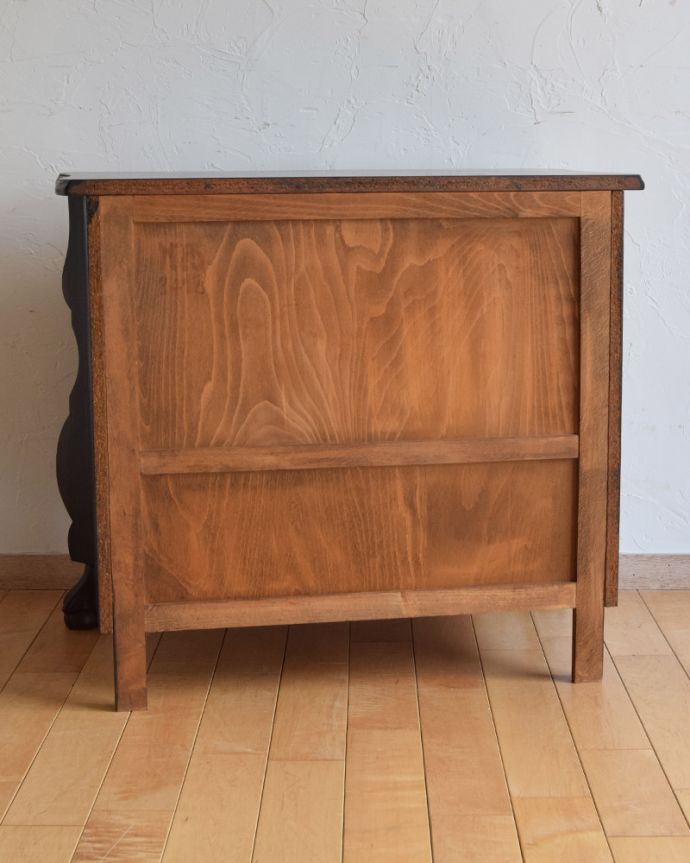 アンティークのチェスト　アンティーク家具　南フランススタイルのアンティーク家具、シックなカラーの珍しいチェスト＆シェルフ（コモード） 。アンティークは新品ではないので、もちろん経年変化によるキズはありますが、専門の職人が目立たないようキレイにお直しをしているので、後姿までキレイです。(j-1936-f)