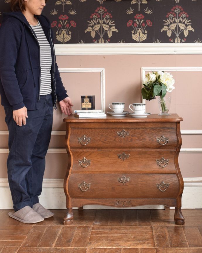 アンティークのチェスト　アンティーク家具　エレガントなアンティーク家具、フランス輸入の３段チェスト（コモード）。女性らしく優しい曲線は、高級感があって、お家の中のどんな場所に置いても絵になっちゃうんです。(j-1937-f)
