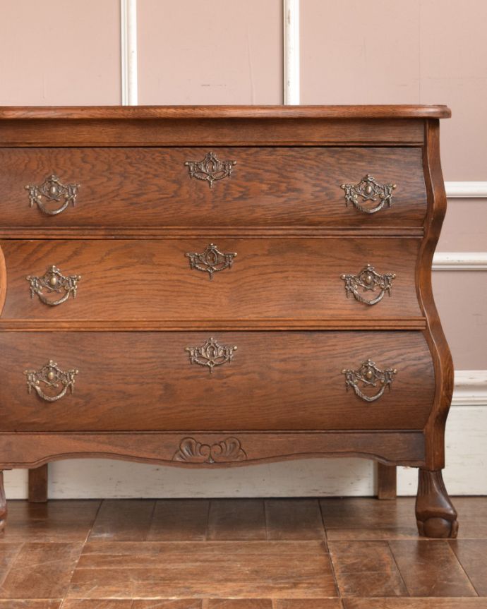 アンティークのチェスト　アンティーク家具　エレガントなアンティーク家具、フランス輸入の３段チェスト（コモード）。チェストと言ってもアンティークは見た目が素敵なので、洋服だけを入れるのはもったいない！寝室だけじゃなく、リビングや玄関でゴチャゴチャして見えちゃうものを便利に収納しましょう。(j-1937-f)