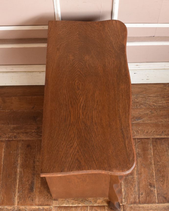 アンティークのチェスト　アンティーク家具　エレガントなアンティーク家具、フランス輸入の３段チェスト（コモード）。上から見ると、天板はこんな感じ。(j-1937-f)