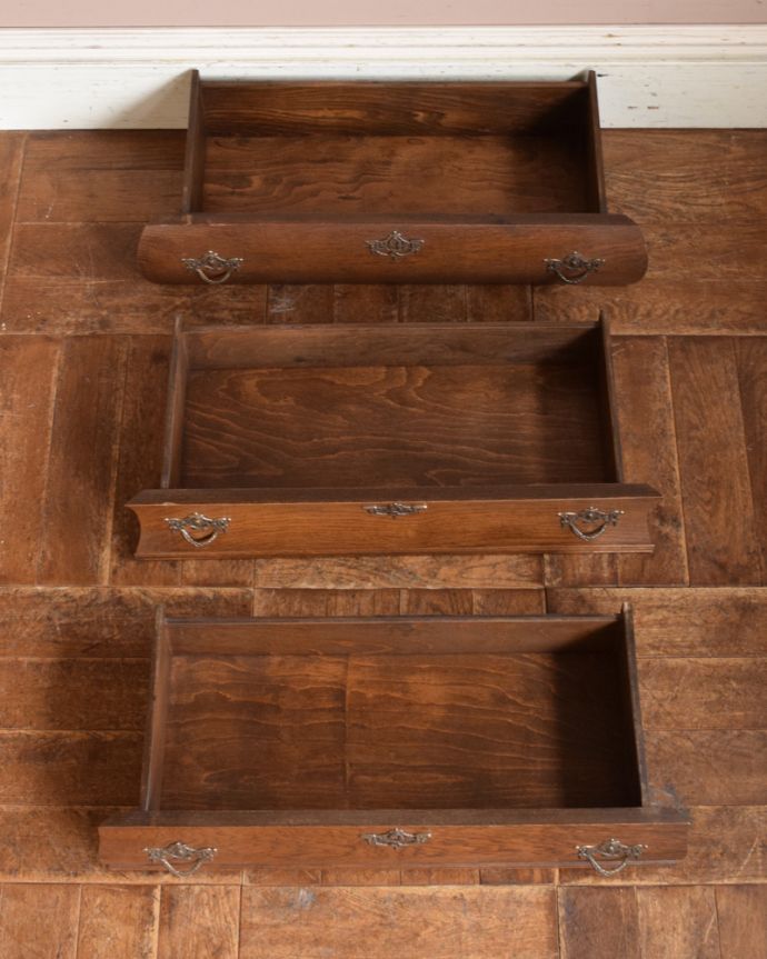 アンティークのチェスト　アンティーク家具　エレガントなアンティーク家具、フランス輸入の３段チェスト（コモード）。き出しは手前が1段目です。(j-1937-f)