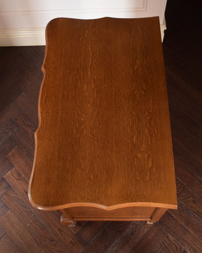 アンティークのチェスト　アンティーク家具　南仏スタイルのアンティーク家具、小さなスモールチェスト（３段引き出し）。上から見ると、天板はこんな感じ。(j-1938-f)