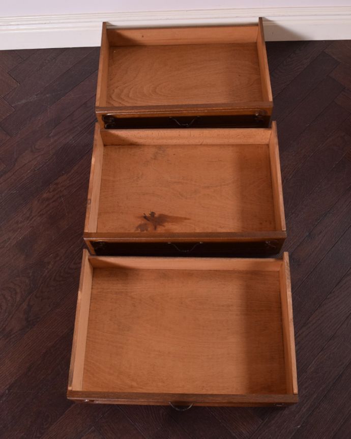 アンティークのチェスト　アンティーク家具　南仏スタイルのアンティーク家具、小さなスモールチェスト（３段引き出し）。引き出しは手前が１段目です。(j-1938-f)