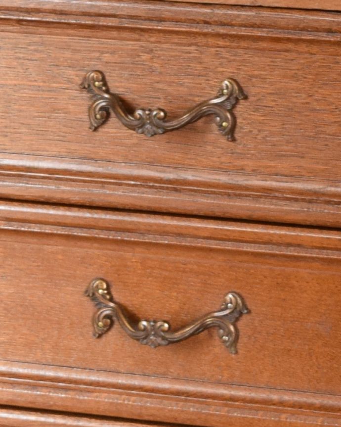 アンティークのチェスト　アンティーク家具　南仏スタイルのアンティーク家具、小さなスモールチェスト（３段引き出し）。優雅な引き出しの取っ手です。(j-1938-f)