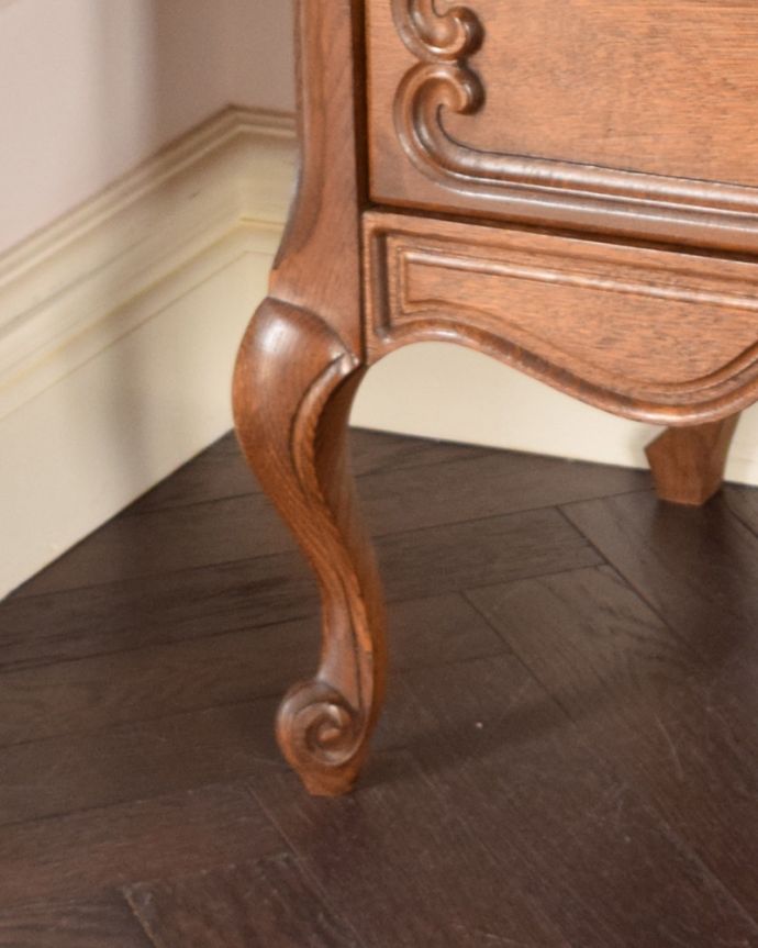 アンティークのチェスト　アンティーク家具　南仏スタイルのアンティーク家具、小さなスモールチェスト（３段引き出し）。人気の猫脚です。(j-1938-f)