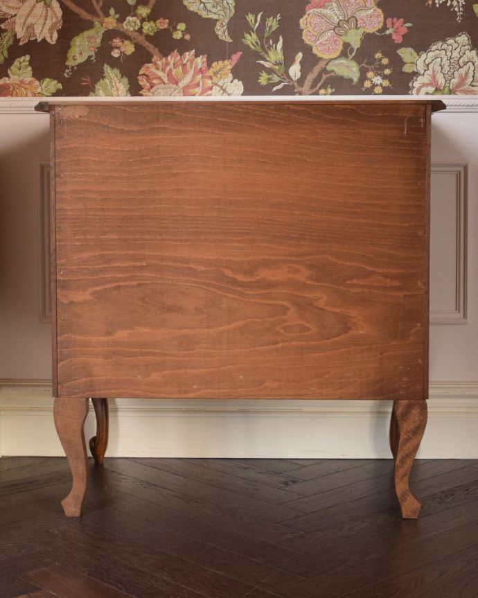 アンティークのチェスト　アンティーク家具　南仏スタイルのアンティーク家具、小さなスモールチェスト（３段引き出し）。アンティークは新品ではないので、もちろん経年変化によるキズはありますが、専門の職人が目立たないようキレイにお直しをしているので、後姿までキレイです。(j-1938-f)