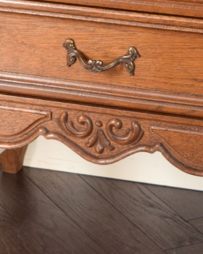 アンティークのチェスト　アンティーク家具　南仏スタイルのアンティーク家具、小さなスモールチェスト（３段引き出し）。高級感のある彫。(j-1938-f)