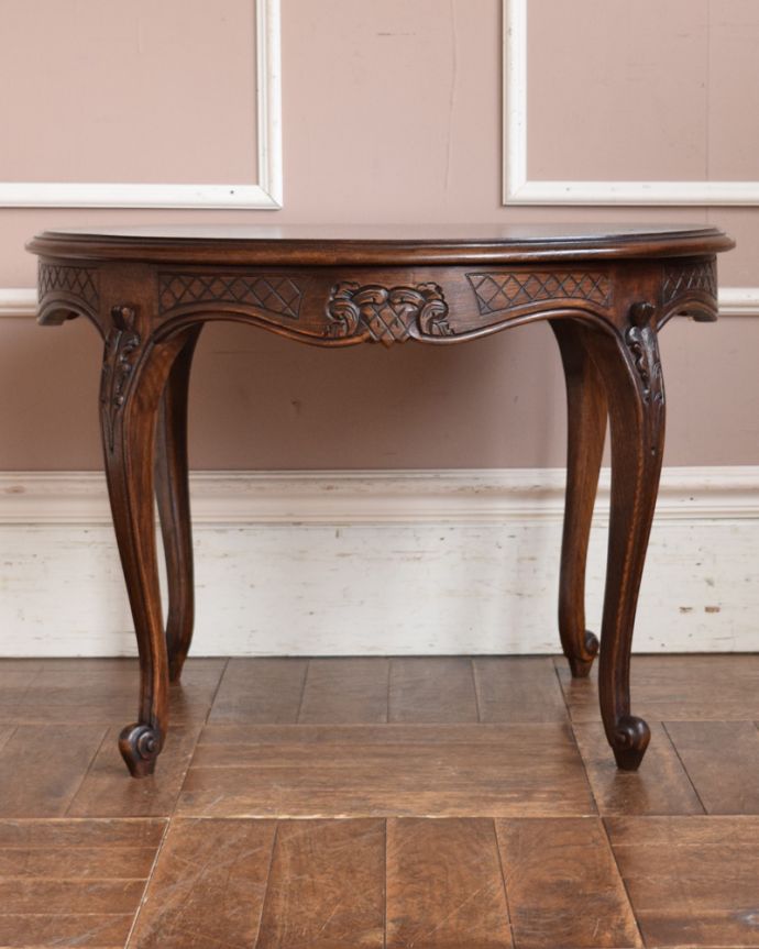 ロイドテーブル アンティーク家具 お洒落なアンティークの南仏家具、彫刻が美しい丸いコーヒーテーブル。脚の美しさが自慢のテーブル!アンティークは新品ではないので、もちろん経年変化によるキズはありますが、専門の職人が目立たないようキレイにお直しをしているので、後姿までキレイです。(j-1939-f)