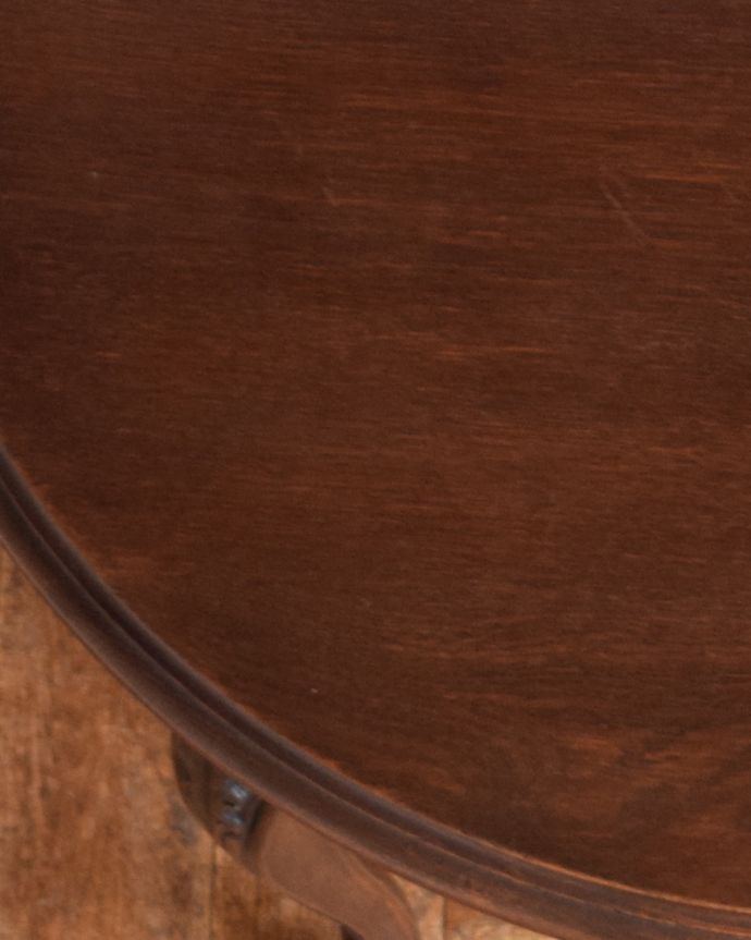 ロイドテーブル アンティーク家具 お洒落なアンティークの南仏家具、彫刻が美しい丸いコーヒーテーブル。角もきれいに仕上がっています。(j-1939-f)