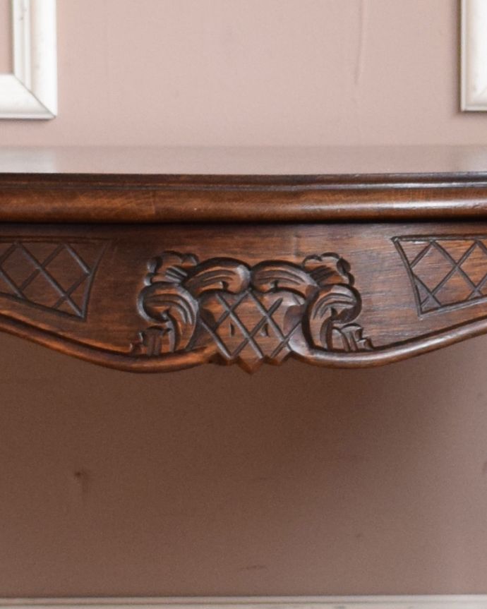 ロイドテーブル アンティーク家具 お洒落なアンティークの南仏家具、彫刻が美しい丸いコーヒーテーブル。幕板の彫はこんな感じ。(j-1939-f)