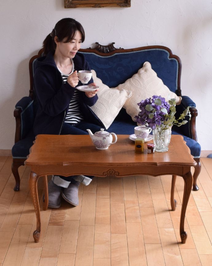 アンティークのテーブル　アンティーク家具　市松模様がキレイなコーヒーテーブル、フランス輸入のアンティーク家具。サイドテーブルにも最適！使いたいときに使いたいところに持ってこられる気軽さが魅力です。(j-1940-f)