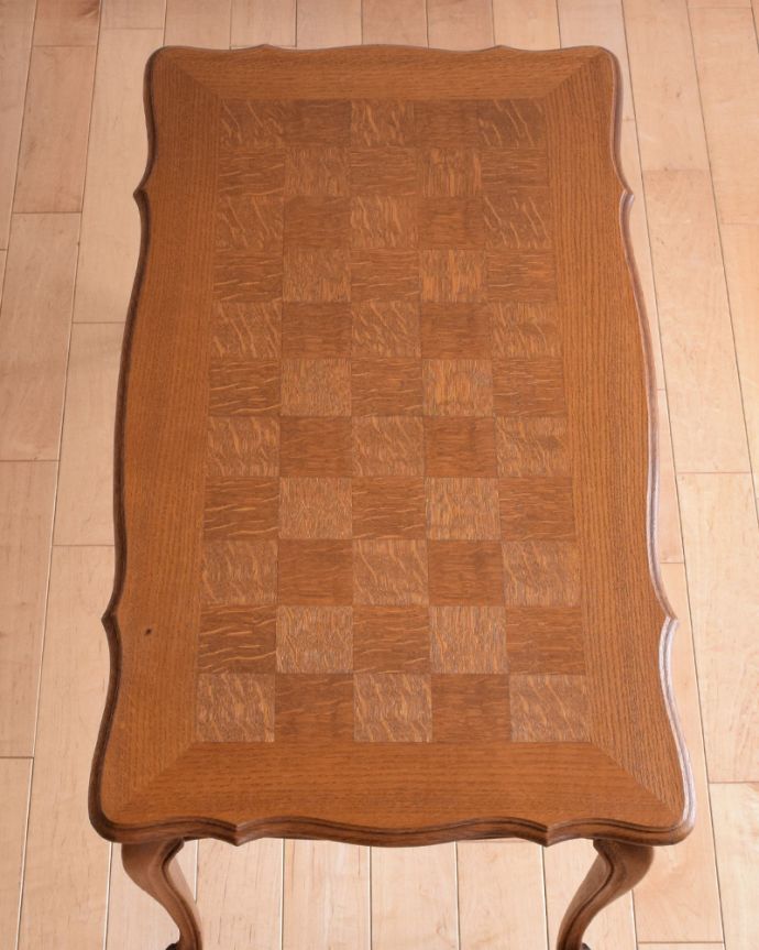 アンティークのテーブル　アンティーク家具　市松模様がキレイなコーヒーテーブル、フランス輸入のアンティーク家具。天板もピカピカにお直ししています。(j-1940-f)