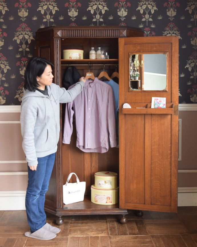 ワードローブ　アンティーク家具　イギリス輸入のアンティーク家具、美しい彫りの入ったワードローブ。外国製のワードローブは装飾があちこちにあるので、絵になるアイテム。(j-1942-f)