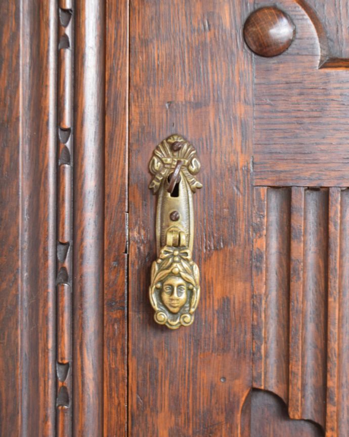 ワードローブ　アンティーク家具　イギリス輸入のアンティーク家具、美しい彫りの入ったワードローブ。アンティークの風合いたっぷりの取っ手もアクセントになっています。(j-1942-f)