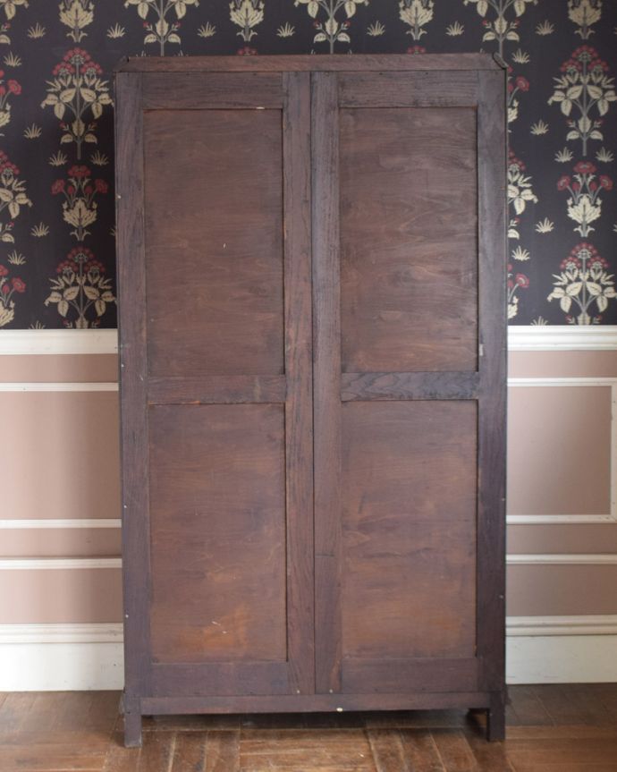 ワードローブ　アンティーク家具　イギリス輸入のアンティーク家具、美しい彫りの入ったワードローブ。アンティークは新品ではないので、もちろん経年変化によるキズはありますが、専門の職人が目立たないようキレイにお直しをしているので、後姿までキレイです。(j-1942-f)