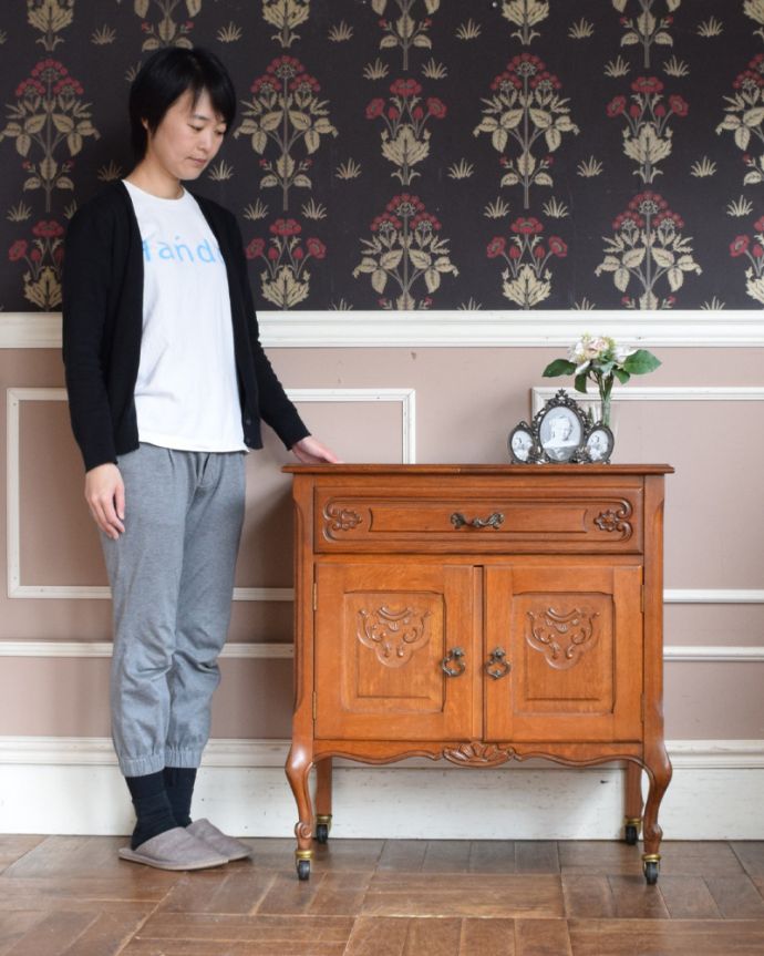 アンティークのキャビネット　アンティーク家具　フランス輸入の素敵なアンティーク家具、木製のキャビネット。美しい彫で存在感があるキャビネット。(j-1943-f)