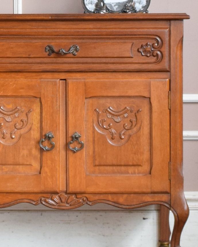 アンティークのキャビネット　アンティーク家具　フランス輸入の素敵なアンティーク家具、木製のキャビネット。繊細で高級感たっぷりの扉の彫り。(j-1943-f)