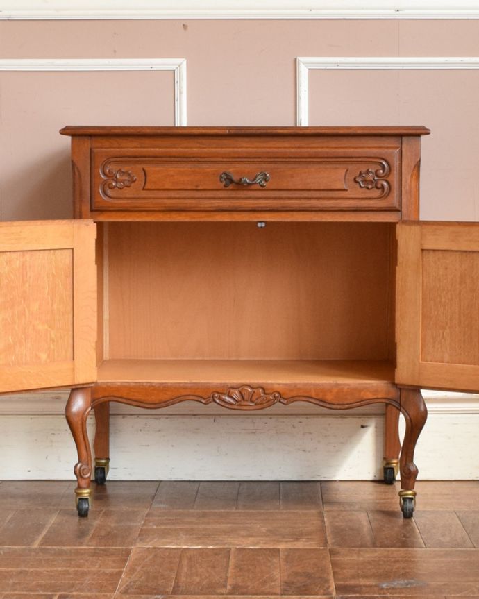 アンティークのキャビネット　アンティーク家具　フランス輸入の素敵なアンティーク家具、木製のキャビネット。広々とした収納スペースなので、たくさんお片付けできます。(j-1943-f)