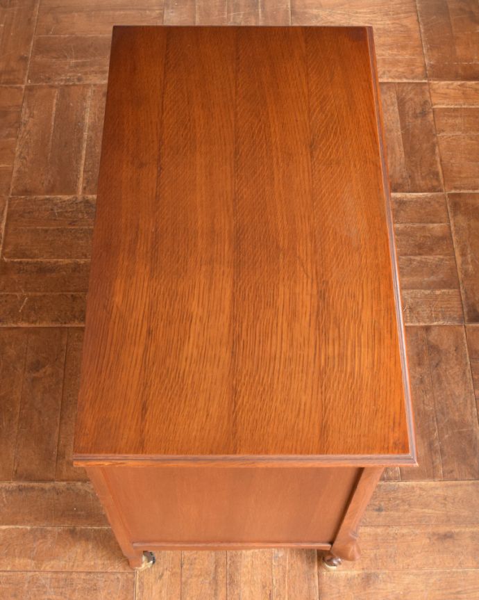 アンティークのキャビネット　アンティーク家具　フランス輸入の素敵なアンティーク家具、木製のキャビネット。天板もピカピカにお直ししました。(j-1943-f)