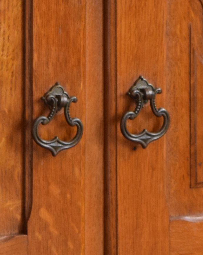 アンティークのキャビネット　アンティーク家具　フランス輸入の素敵なアンティーク家具、木製のキャビネット。扉にはイヤリングのようにお洒落な取っ手が付いています。(j-1943-f)
