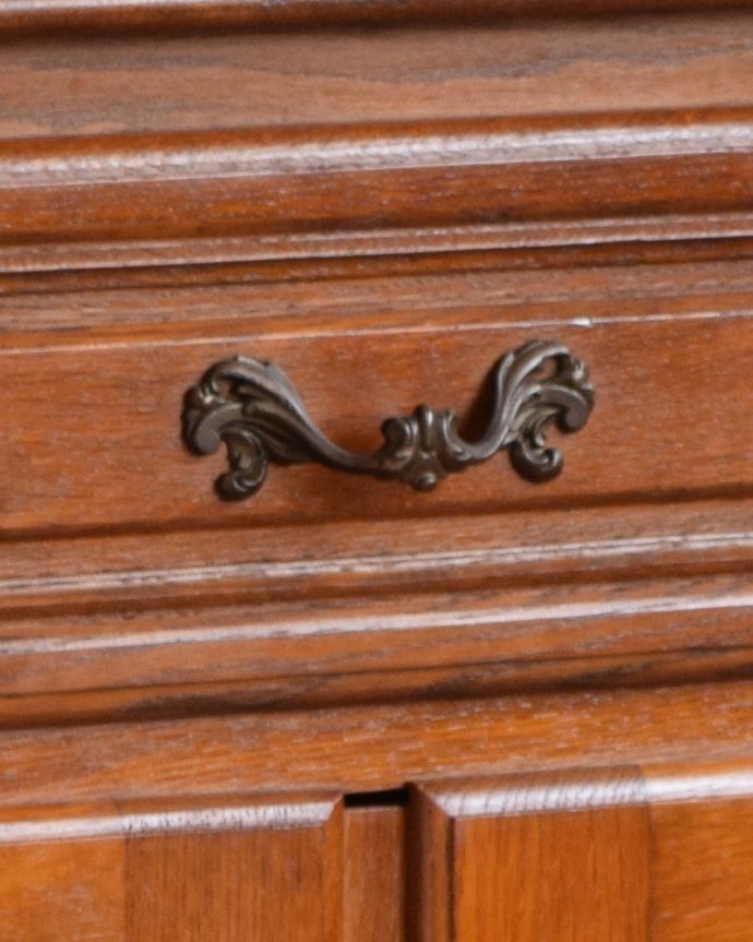 アンティークのキャビネット　アンティーク家具　フランス輸入の素敵なアンティーク家具、木製のキャビネット。優雅な曲線の取っ手。(j-1943-f)