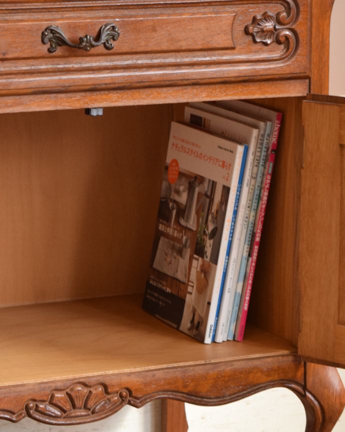 アンティークのキャビネット　アンティーク家具　フランス輸入の素敵なアンティーク家具、木製のキャビネット。雑誌のサイズもこのようにスッキリ収まります。(j-1943-f)