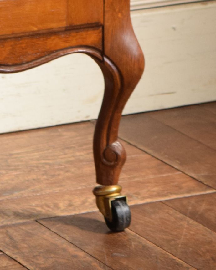 アンティークのキャビネット　アンティーク家具　フランス輸入の素敵なアンティーク家具、木製のキャビネット。脚先に入った装飾からもこだわりが感じられます。(j-1943-f)