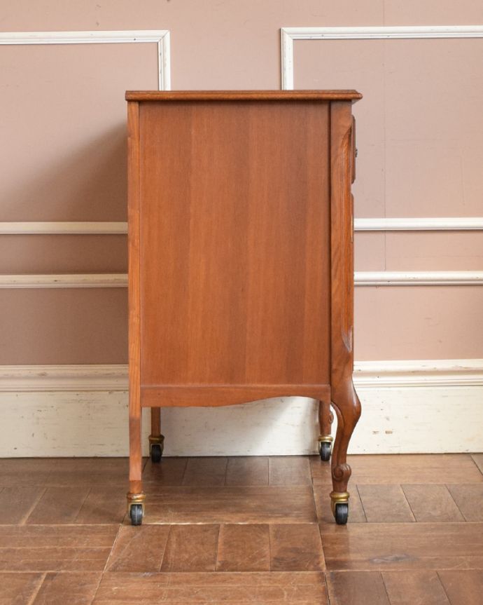 アンティークのキャビネット　アンティーク家具　フランス輸入の素敵なアンティーク家具、木製のキャビネット。どこから見てもステキ。(j-1943-f)