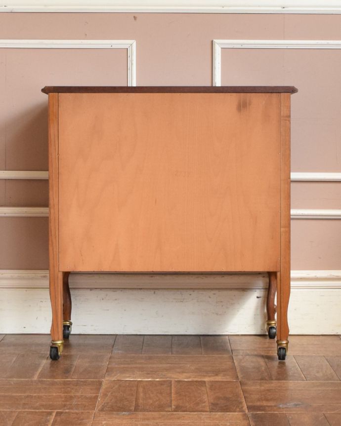 アンティークのキャビネット　アンティーク家具　フランス輸入の素敵なアンティーク家具、木製のキャビネット。アンティークは新品ではないので、もちろん経年変化によるキズはありますが、専門の職人が目立たないようキレイにお直しをしているので、後姿までキレイです。(j-1943-f)