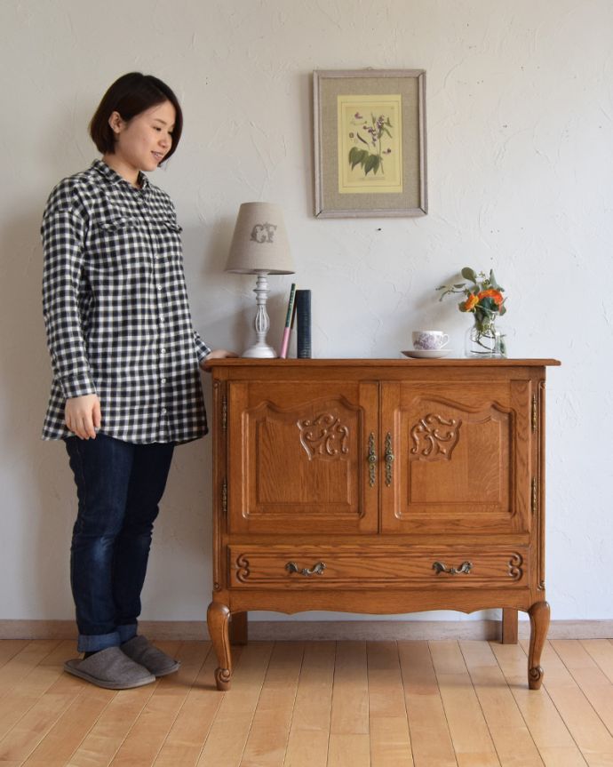 アンティークのキャビネット　アンティーク家具　リビングで便利に使えるアンティーク家具、フランス輸入の木製キャビネット（サイドキャビネット）。美しい彫で存在感があるキャビネット。(j-1944-f)