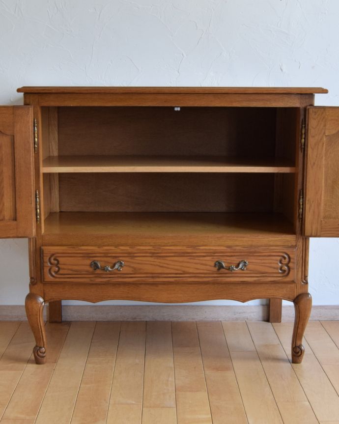 アンティークのキャビネット　アンティーク家具　リビングで便利に使えるアンティーク家具、フランス輸入の木製キャビネット（サイドキャビネット）。広々とした収納スペースなので、たくさんお片付けできます。(j-1944-f)