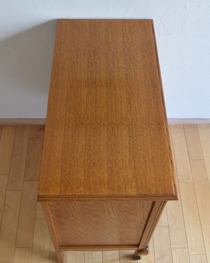 アンティークのキャビネット　アンティーク家具　リビングで便利に使えるアンティーク家具、フランス輸入の木製キャビネット（サイドキャビネット）。天板もピカピカにお直ししました。(j-1944-f)