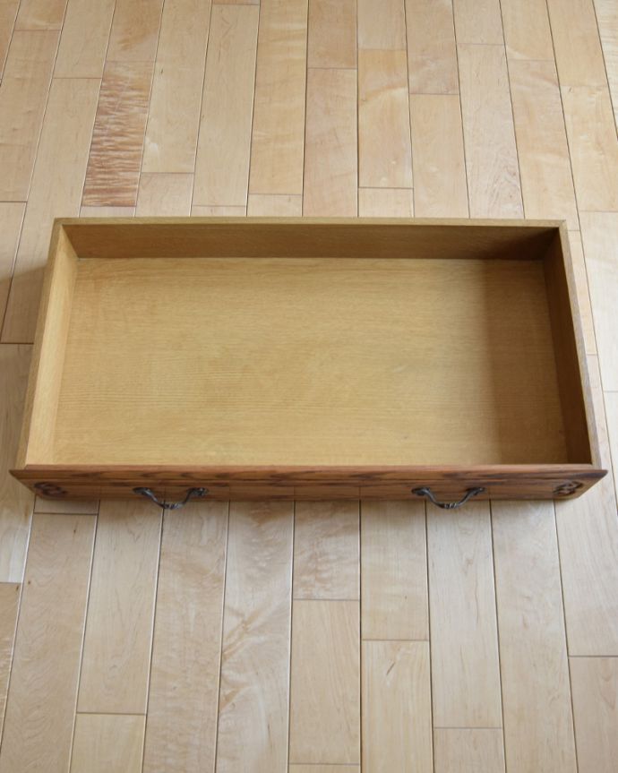 アンティークのキャビネット　アンティーク家具　リビングで便利に使えるアンティーク家具、フランス輸入の木製キャビネット（サイドキャビネット）。引き出しが付いています。(j-1944-f)