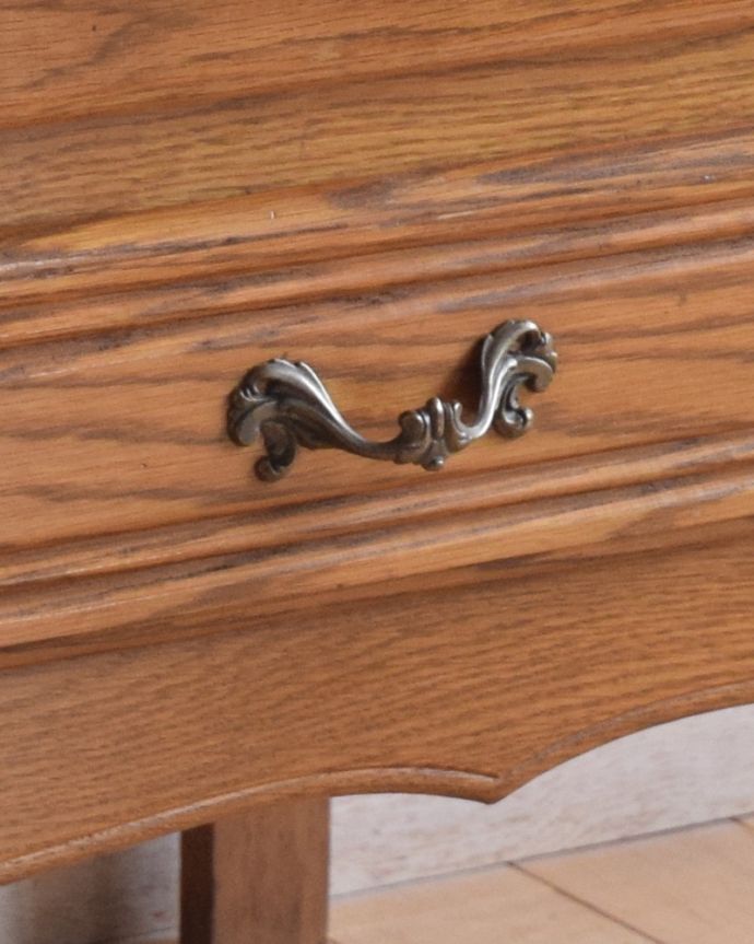 アンティークのキャビネット　アンティーク家具　リビングで便利に使えるアンティーク家具、フランス輸入の木製キャビネット（サイドキャビネット）。優雅な曲線の取っ手。(j-1944-f)