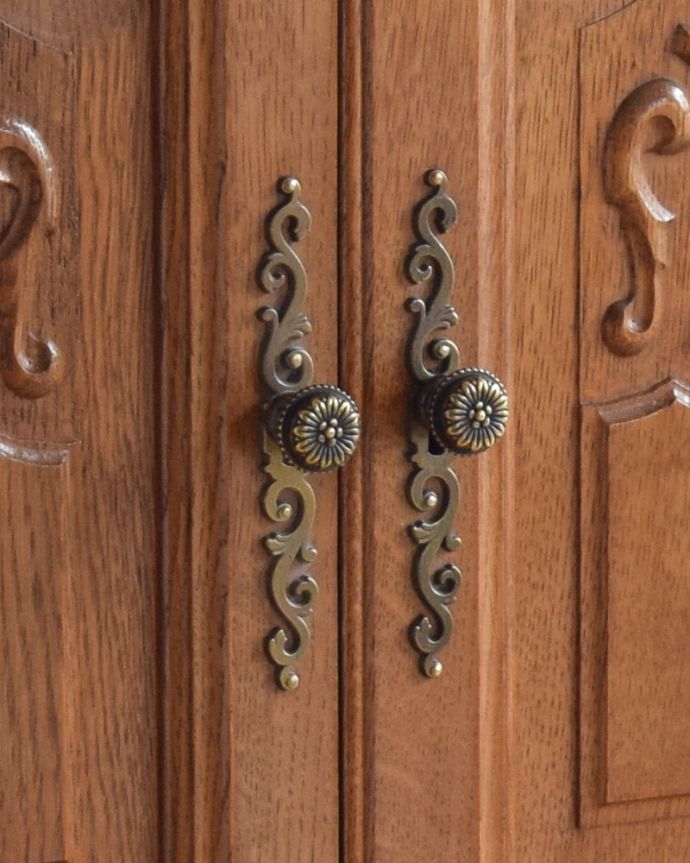 アンティークのキャビネット　アンティーク家具　リビングで便利に使えるアンティーク家具、フランス輸入の木製キャビネット（サイドキャビネット）。扉の取っ手がちょこんと付いています。(j-1944-f)