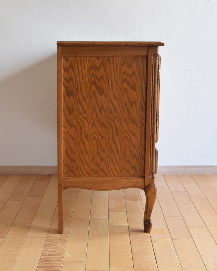 アンティークのキャビネット　アンティーク家具　リビングで便利に使えるアンティーク家具、フランス輸入の木製キャビネット（サイドキャビネット）。サイドも額縁みたいな高級感のある彫。(j-1944-f)