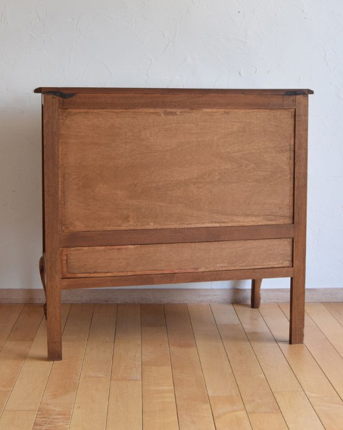 アンティークのキャビネット　アンティーク家具　リビングで便利に使えるアンティーク家具、フランス輸入の木製キャビネット（サイドキャビネット）。アンティークは新品ではないので、もちろん経年変化によるキズはありますが、専門の職人が目立たないようキレイにお直しをしているので、後姿までキレイです。(j-1944-f)