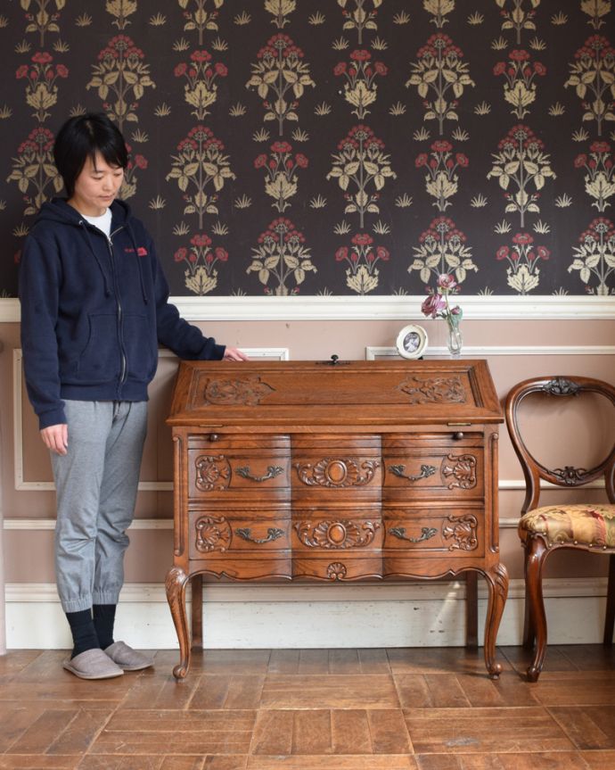 ビューロー　アンティーク家具　彫りたっぷりのアンティーク家具、フランス輸入のアンティークビューロー（デスク）。外国製のビューローは装飾があちこちにあるので、絵になるアイテム。(j-1945-f)