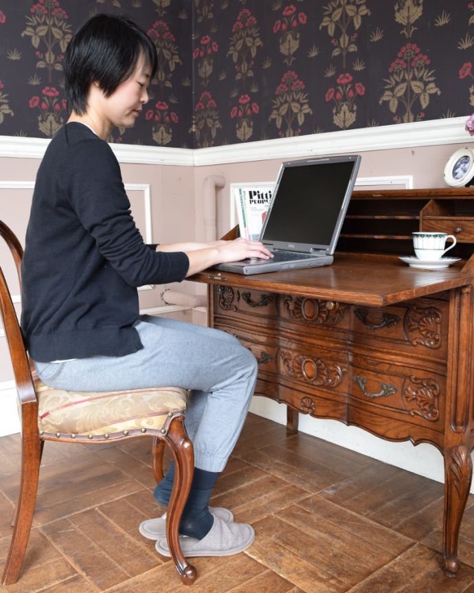 ビューロー　アンティーク家具　彫りたっぷりのアンティーク家具、フランス輸入のアンティークビューロー（デスク）。書き物やパソコンをする時は、台を下ろして使ってください。(j-1945-f)