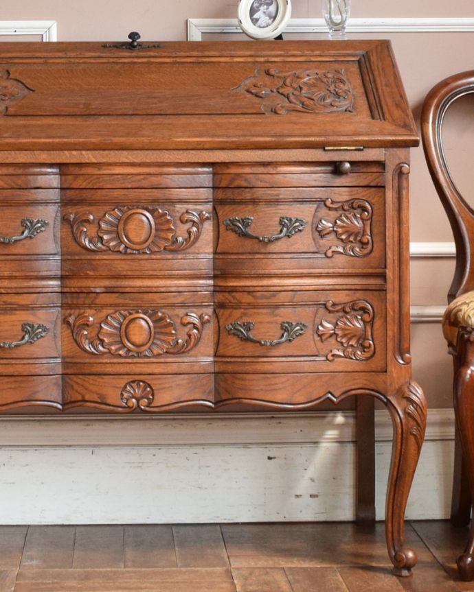 ビューロー　アンティーク家具　彫りたっぷりのアンティーク家具、フランス輸入のアンティークビューロー（デスク）。とっても美しい彫の装飾です。(j-1945-f)