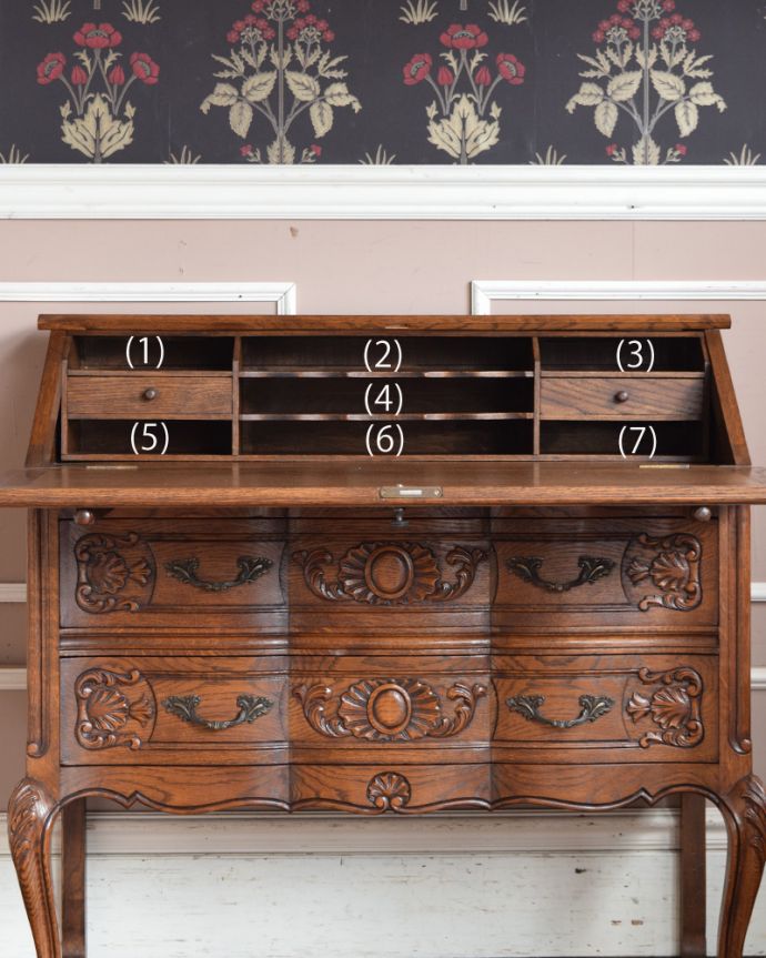 ビューロー　アンティーク家具　彫りたっぷりのアンティーク家具、フランス輸入のアンティークビューロー（デスク）。この通り天板は広々しているので、パソコンデスクとしても活躍してくれます。(j-1945-f)