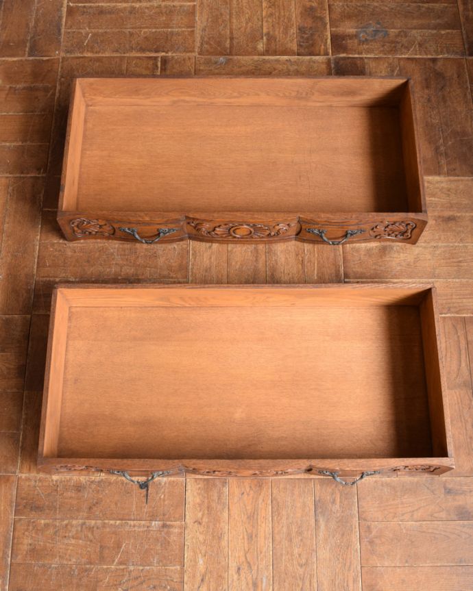 ビューロー　アンティーク家具　彫りたっぷりのアンティーク家具、フランス輸入のアンティークビューロー（デスク）。広々とした引き出しがあります。(j-1945-f)