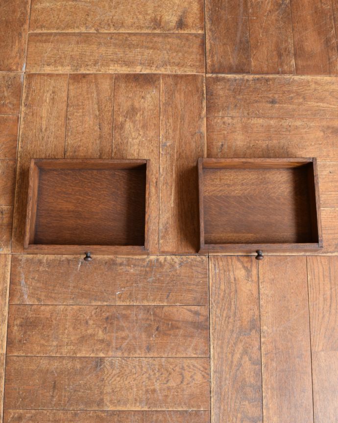 ビューロー　アンティーク家具　彫りたっぷりのアンティーク家具、フランス輸入のアンティークビューロー（デスク）。ビューローの中央に小さな引き出しが杯付いています。(j-1945-f)