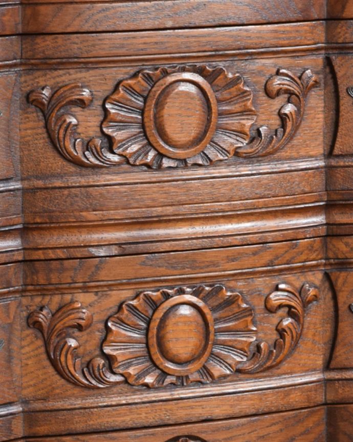 ビューロー　アンティーク家具　彫りたっぷりのアンティーク家具、フランス輸入のアンティークビューロー（デスク）。フランスならではの優雅な彫りのデザインにうっとりとしてしまいます。(j-1945-f)