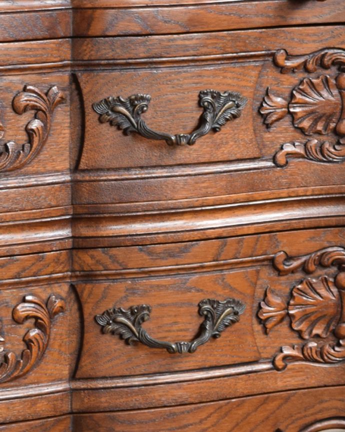 ビューロー　アンティーク家具　彫りたっぷりのアンティーク家具、フランス輸入のアンティークビューロー（デスク）。大きな引き出しの取っ手です。(j-1945-f)
