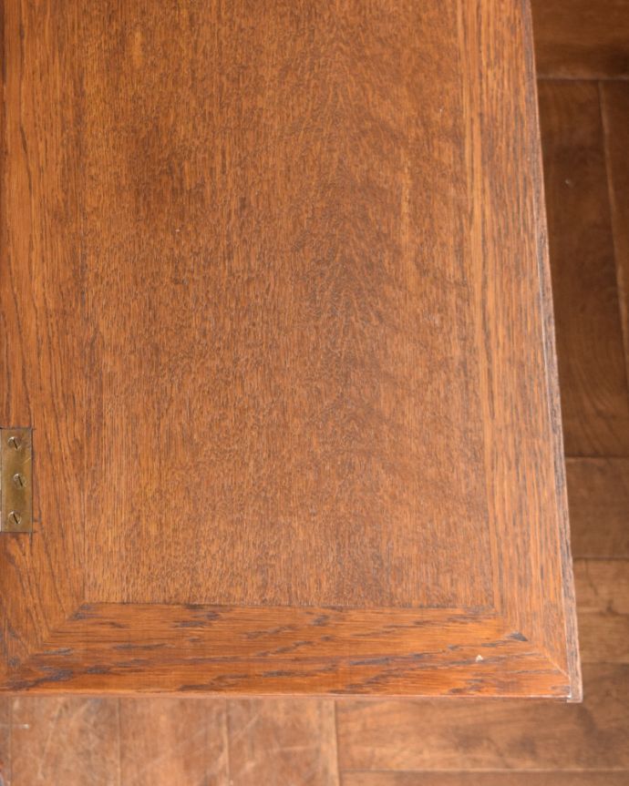 ビューロー　アンティーク家具　彫りたっぷりのアンティーク家具、フランス輸入のアンティークビューロー（デスク）。パソコンなどの作業をするのに、十分なスペースです。(j-1945-f)