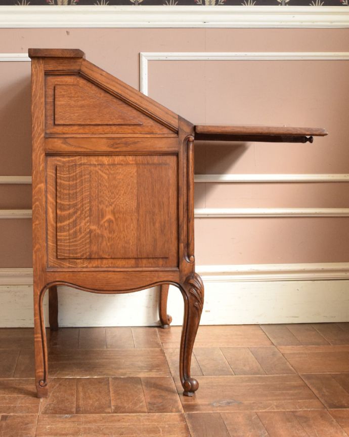 ビューロー　アンティーク家具　彫りたっぷりのアンティーク家具、フランス輸入のアンティークビューロー（デスク）。ビューローを閉じると、スッキリとしたキャビネットに。(j-1945-f)