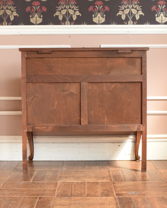 ビューロー　アンティーク家具　彫りたっぷりのアンティーク家具、フランス輸入のアンティークビューロー（デスク）。アンティークは新品ではないので、もちろん経年変化によるキズはありますが、専門の職人が目立たないようキレイにお直しをしているので、後姿までキレイです。(j-1945-f)