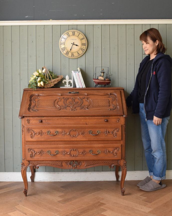 ビューロー アンティーク家具 お花の彫刻が美しいフランス輸入のアンティークビューロー(デスク)。外国製のビューローは装飾があちこちにあるので、絵になるアイテム。(j-1946-f)