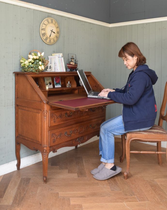 ビューロー アンティーク家具 お花の彫刻が美しいフランス輸入のアンティークビューロー(デスク)。書き物やパソコンをする時は、台を下ろして使ってください。(j-1946-f)